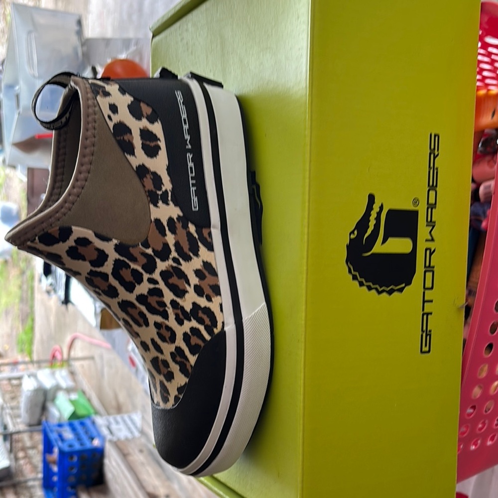 Brown and Black Ankle Boots with Classic Lace-Up Design